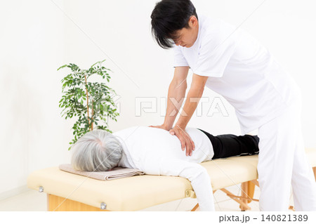 治療院で施術をする鍼灸師・整体師 治療院で施術をする鍼灸師・整体師 140821389