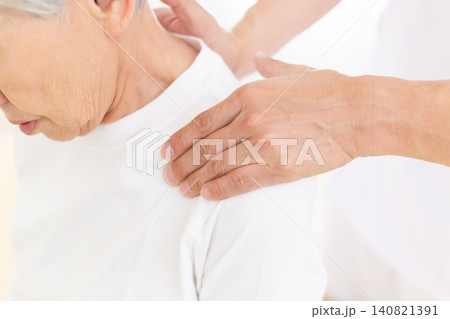 治療院で施術をする鍼灸師・整体師 治療院で施術をする鍼灸師・整体師 140821391