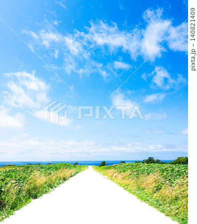 爽やかな夏の北海道稚内市宗谷丘陵にある白い道と青空の風景 爽やかな夏の北海道稚内市宗谷丘陵にある白い道と青空の風景 140821409