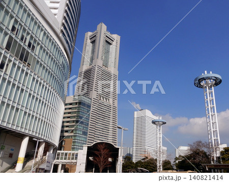 桜木町駅前から見たランドマークタワーと周辺のビル 桜木町駅前から見たランドマークタワーと周辺のビル 140821414