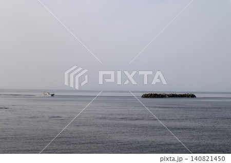 日本の海と遠くに船の風景 日本の海と遠くに船の風景 140821450
