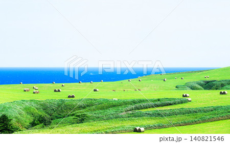 夏の北海道稚内市宗谷丘陵から見た牧草ロールが転がる雄大な風景 夏の北海道稚内市宗谷丘陵から見た牧草ロールが転がる雄大な風景 140821546