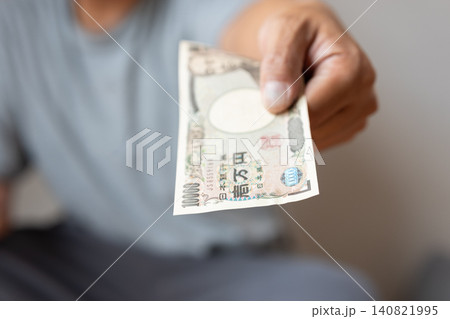 お金を手渡す お金を手渡す 140821995