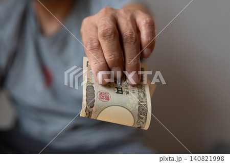 お金を手渡す 140821998