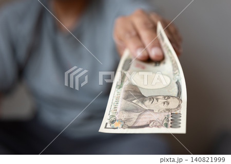 お金を手渡す 140821999