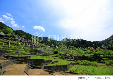 鯉のぼりが広がる初夏の休耕田の棚田のある風景 鯉のぼりが広がる初夏の休耕田の棚田のある風景 140822169