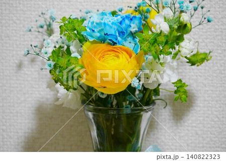 花瓶に入れた花 140822323