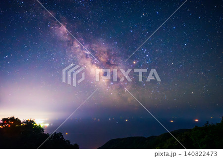 海原を行きかう船に掛かる天の川と流星 海原を行きかう船に掛かる天の川と流星 140822473