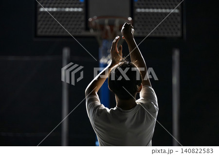 バスケットボールのシュートを決める選手 ゴールを目指して挑戦するスポーツと練習をイメージ バスケットボールのシュートを決める選手 ゴールを目指して挑戦するスポーツと練習をイメージ 140822583