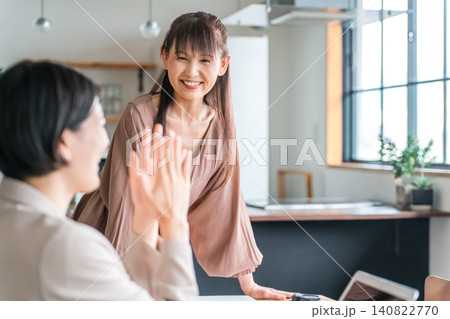 書類・資料を見ながら会議・ミーティング・打ち合わせするアジア人女性・ビジネスウーマン(営業・企画) 書類・資料を見ながら会議・ミーティング・打ち合わせするアジア人女性・ビジネスウーマン(営業・企画) 140822770