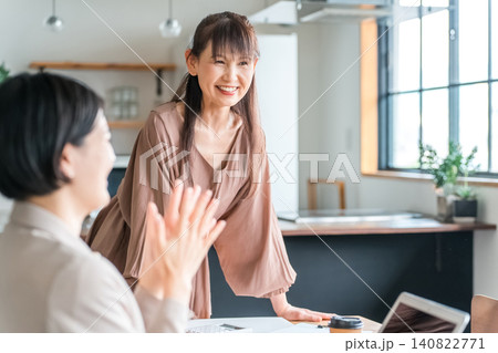 書類・資料を見ながら会議・ミーティング・打ち合わせするアジア人女性・ビジネスウーマン(営業・企画) 140822771