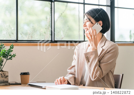 カフェでテレワーク・ノマドワークする若いアジア人女性 カフェでテレワーク・ノマドワークする若いアジア人女性 140822872