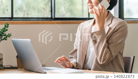 カフェでテレワーク・ノマドワークする若いアジア人女性 カフェでテレワーク・ノマドワークする若いアジア人女性 140822873