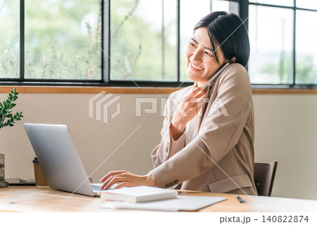 カフェでテレワーク・ノマドワークする若いアジア人女性 カフェでテレワーク・ノマドワークする若いアジア人女性 140822874
