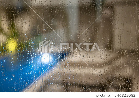 雨の日の窓ガラスに付いた水滴と背景にプール 雨の日の窓ガラスに付いた水滴と背景にプール 140823082
