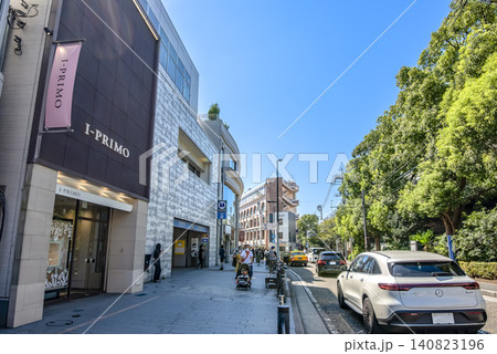 横浜元町・中華街駅前の都市風景と商店街入口 140823196
