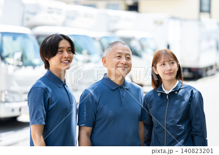 空を見上げる運送会社のスタッフ 140823201