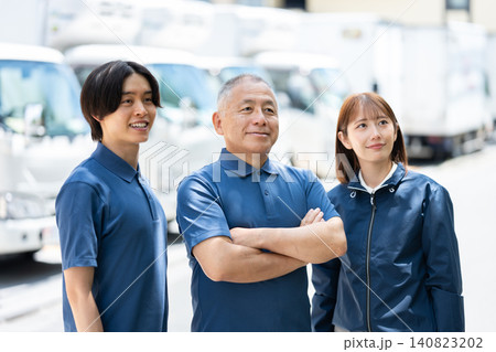 空を見上げる運送会社のスタッフ 空を見上げる運送会社のスタッフ 140823202