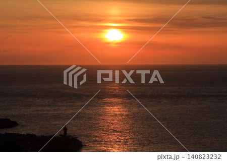 知床の夕陽台からのオホーツク海の水平線上の夕日の眺め 知床の夕陽台からのオホーツク海の水平線上の夕日の眺め 140823232