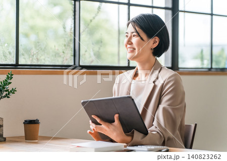カフェでテレワーク・ノマドワークする若いアジア人女性 カフェでテレワーク・ノマドワークする若いアジア人女性 140823262