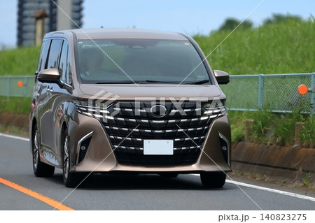 走行中の高級ミニバン 走行中の高級ミニバン 140823275