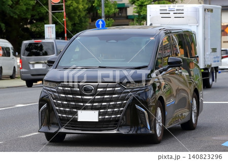 走行中の高級ミニバン 走行中の高級ミニバン 140823296