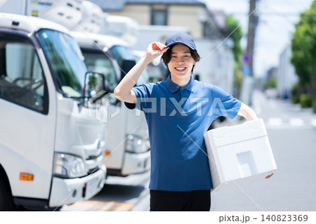笑顔の配達員 140823369