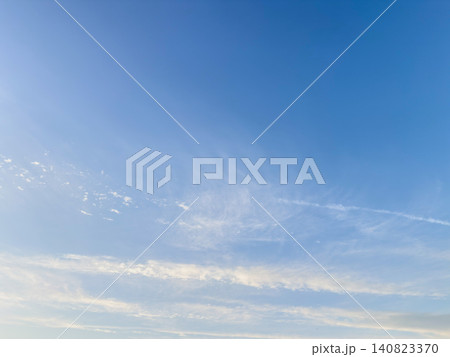 快晴の青空と薄い雲の背景素材 快晴の青空と薄い雲の背景素材 140823370
