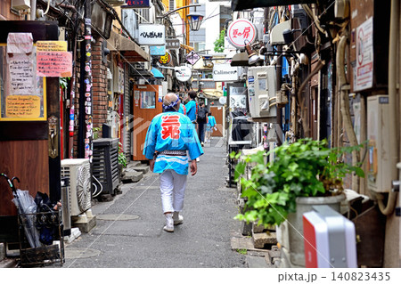外国人観光客が目立つ祭りの日の新宿ゴールデン街 外国人観光客が目立つ祭りの日の新宿ゴールデン街 140823435