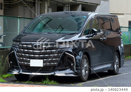 駐車中の高級ミニバン 駐車中の高級ミニバン 140823449