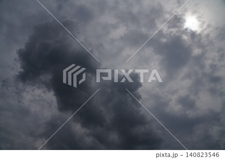 黒い雲　何かが起こりそう 140823546