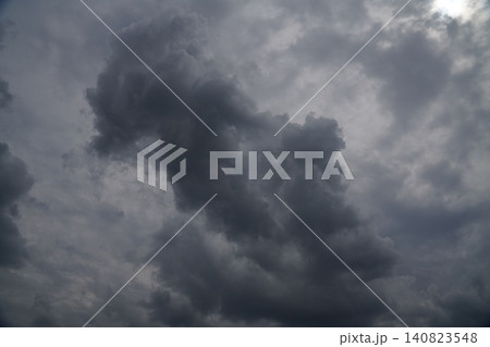 黒い雲　何かが起こりそう 140823548