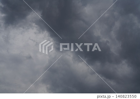 黒い雲　何かが起こりそう 140823550