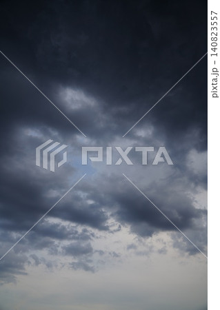 黒い雲　何かが起こりそう 140823557