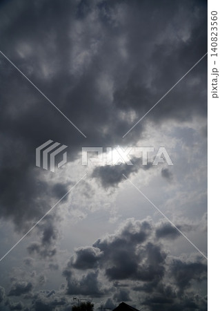 黒い雲 何かが起こりそう 黒い雲 何かが起こりそう 140823560