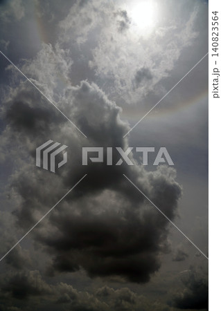 黒い雲　何かが起こりそう 140823564
