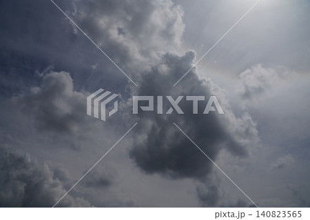 黒い雲　何かが起こりそう 140823565
