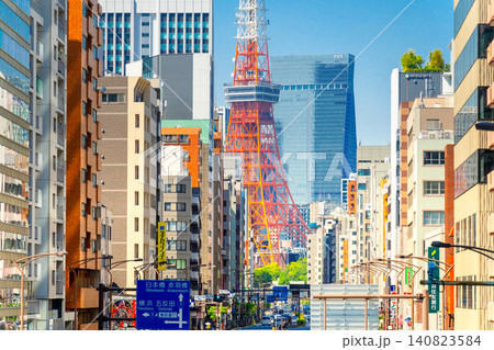 初夏の東京港区・国道1号線と東京タワー 140823584