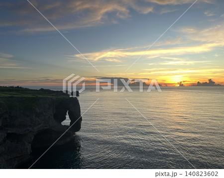万座毛の象鼻岩に沈む 沖縄の黄金色の夕日 万座毛の象鼻岩に沈む 沖縄の黄金色の夕日 140823602