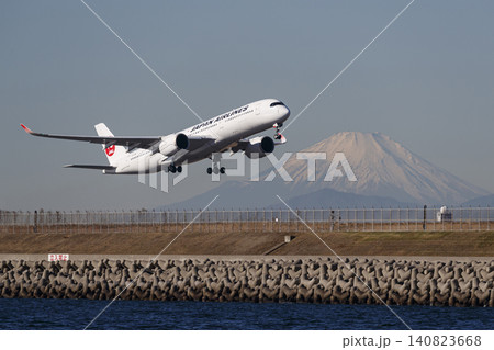 富士山を背に羽田空港D滑走路を離陸するA350 富士山を背に羽田空港D滑走路を離陸するA350 140823668