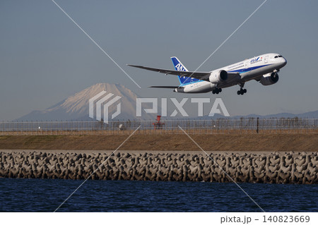 富士山を背に羽田空港D滑走路を離陸するB787 140823669