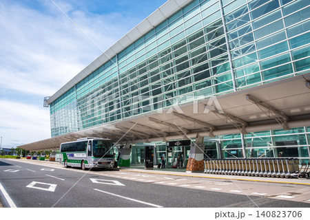 《中部国際空港セントレア》第1ターミナルビルとバス・タクシーおりば 《中部国際空港セントレア》第1ターミナルビルとバス・タクシーおりば 140823706
