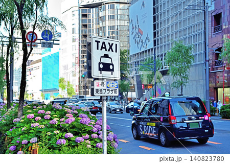 銀座数寄屋橋交差点近くのタクシー乗り場とタクシー 銀座数寄屋橋交差点近くのタクシー乗り場とタクシー 140823780