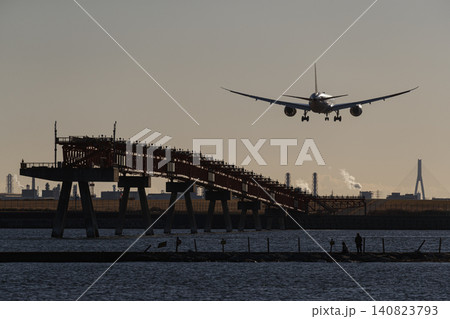 羽田空港B滑走路へ着陸する飛行機 140823793