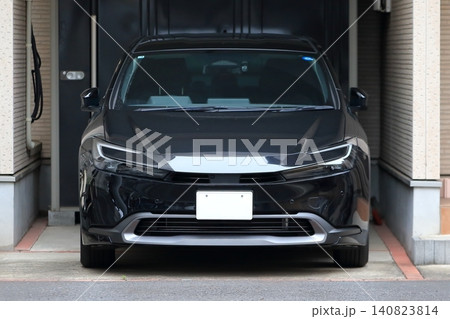 黒い国産ハイブリッド車 黒い国産ハイブリッド車 140823814