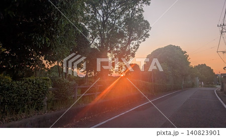 夕日に照らされた道路 夕日に照らされた道路 140823901