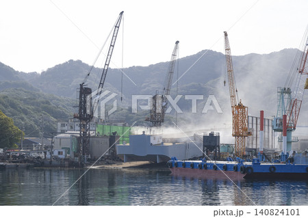 南あわじ市の海岸沿いに建つ造船所 南あわじ市の海岸沿いに建つ造船所 140824101