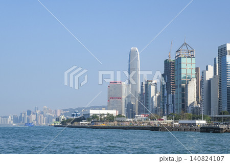船上から見る香港島のウォーターフロント 船上から見る香港島のウォーターフロント 140824107