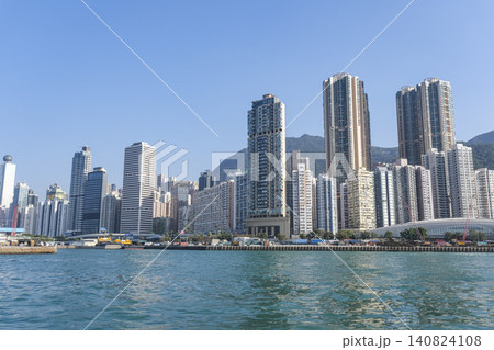 ビクトリアハーバーから眺める香港島の高層ビル群 140824108