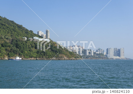 ビクトリアハーバーから眺める香港島の高層ビル群 140824110